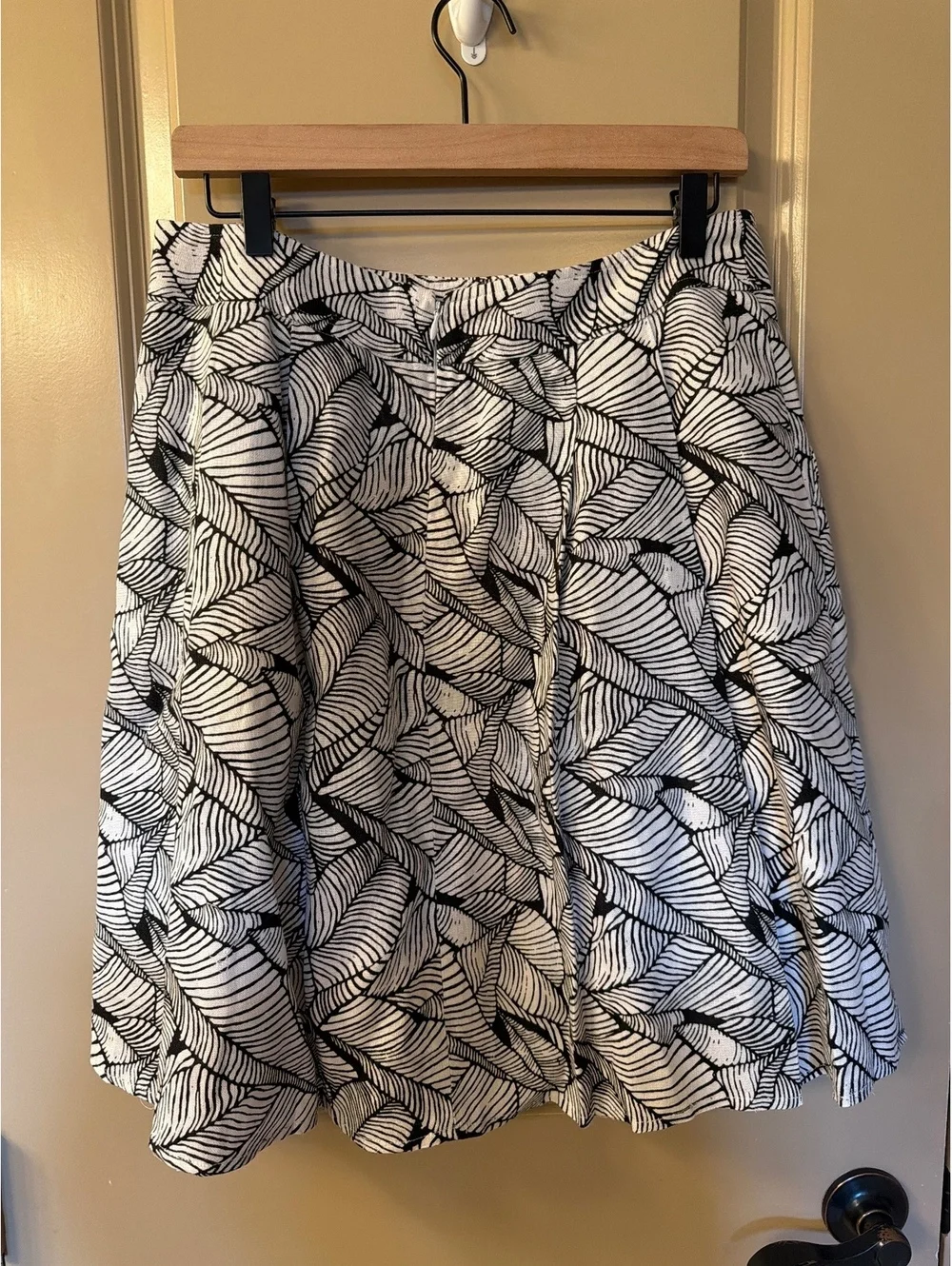 LOFT Women's Size 6 Black and White Leaf Print A-Line Skirt